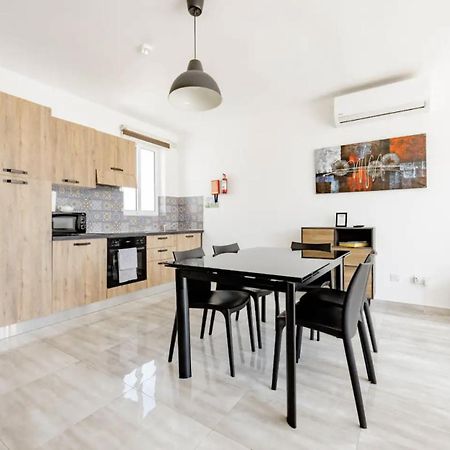 F12 Room 1, Private Room Two Single Beds Shared Bathroom In Shared Flat Msida Bagian luar foto