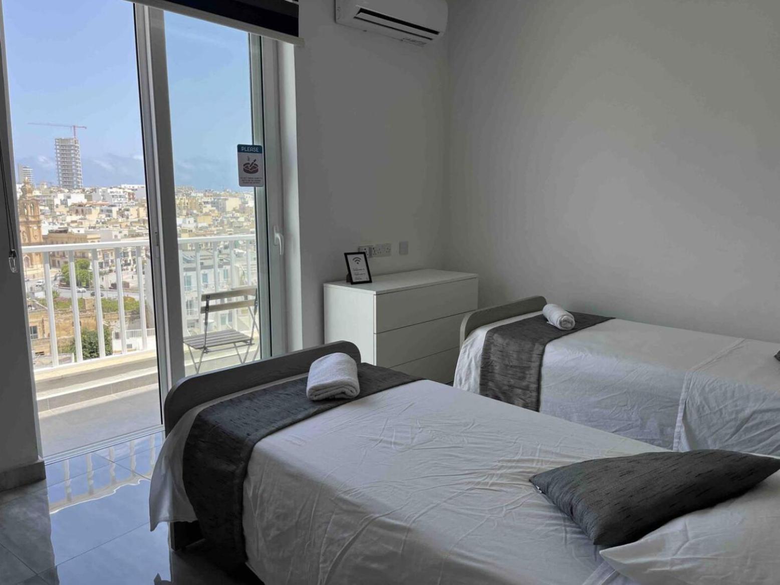 F12 Room 1, Private Room Two Single Beds Shared Bathroom In Shared Flat Msida Bagian luar foto