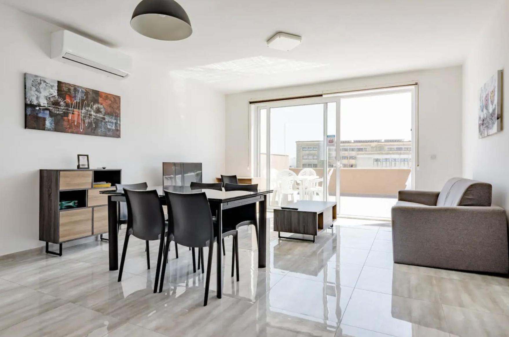 F12 Room 1, Private Room Two Single Beds Shared Bathroom In Shared Flat Msida Bagian luar foto