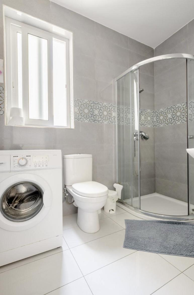 F12 Room 1, Private Room Two Single Beds Shared Bathroom In Shared Flat Msida Bagian luar foto