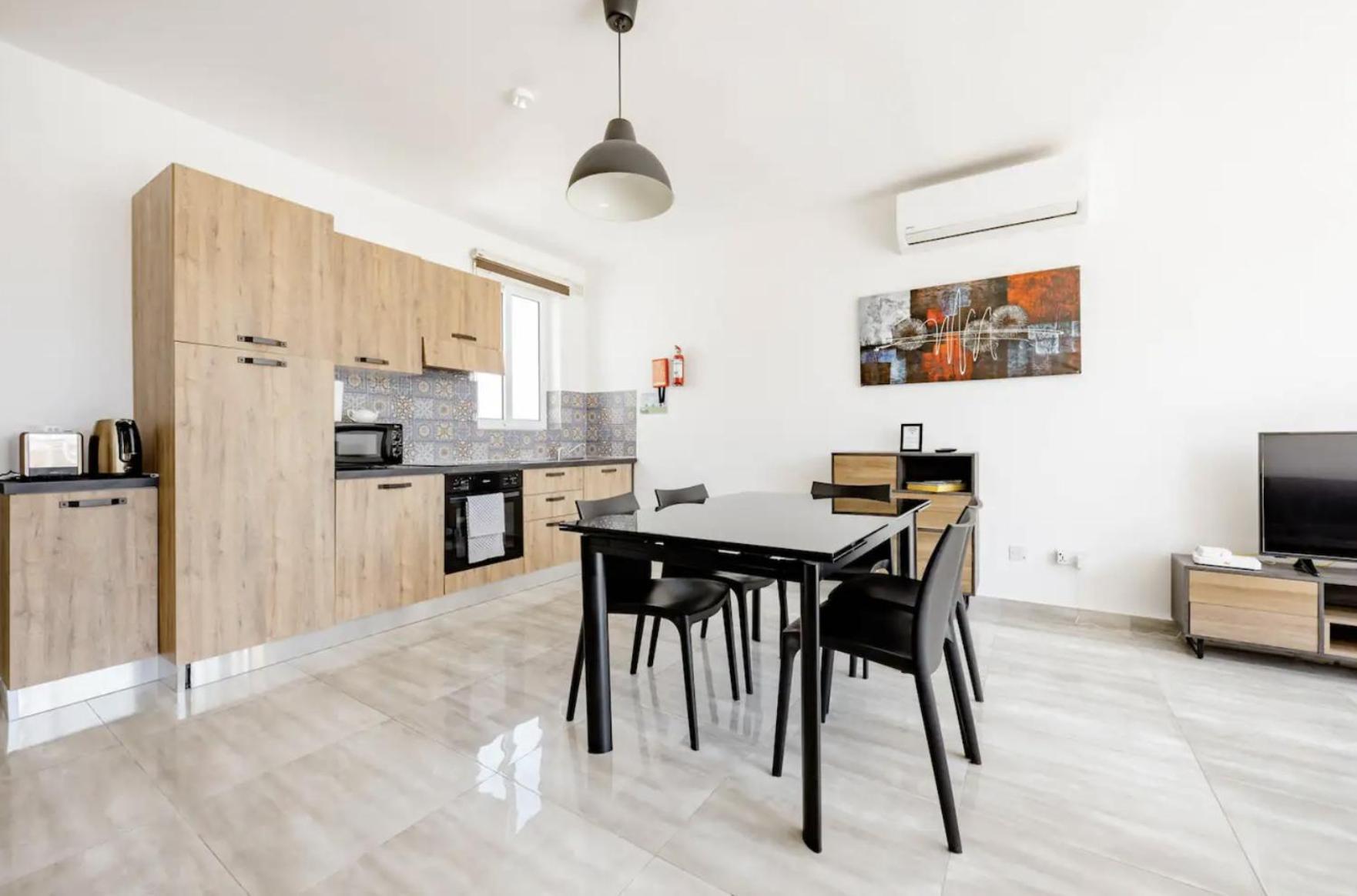 F12 Room 1, Private Room Two Single Beds Shared Bathroom In Shared Flat Msida Bagian luar foto