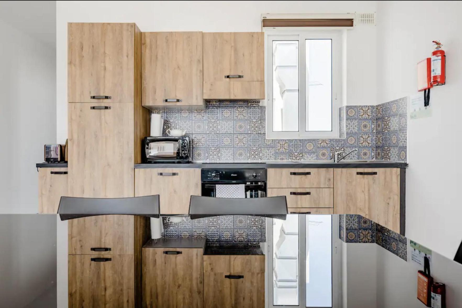 F12 Room 1, Private Room Two Single Beds Shared Bathroom In Shared Flat Msida Bagian luar foto