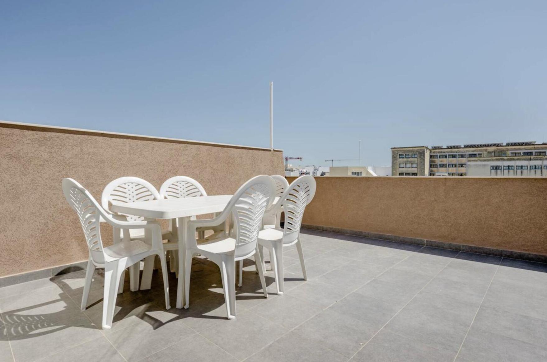 F12 Room 1, Private Room Two Single Beds Shared Bathroom In Shared Flat Msida Bagian luar foto