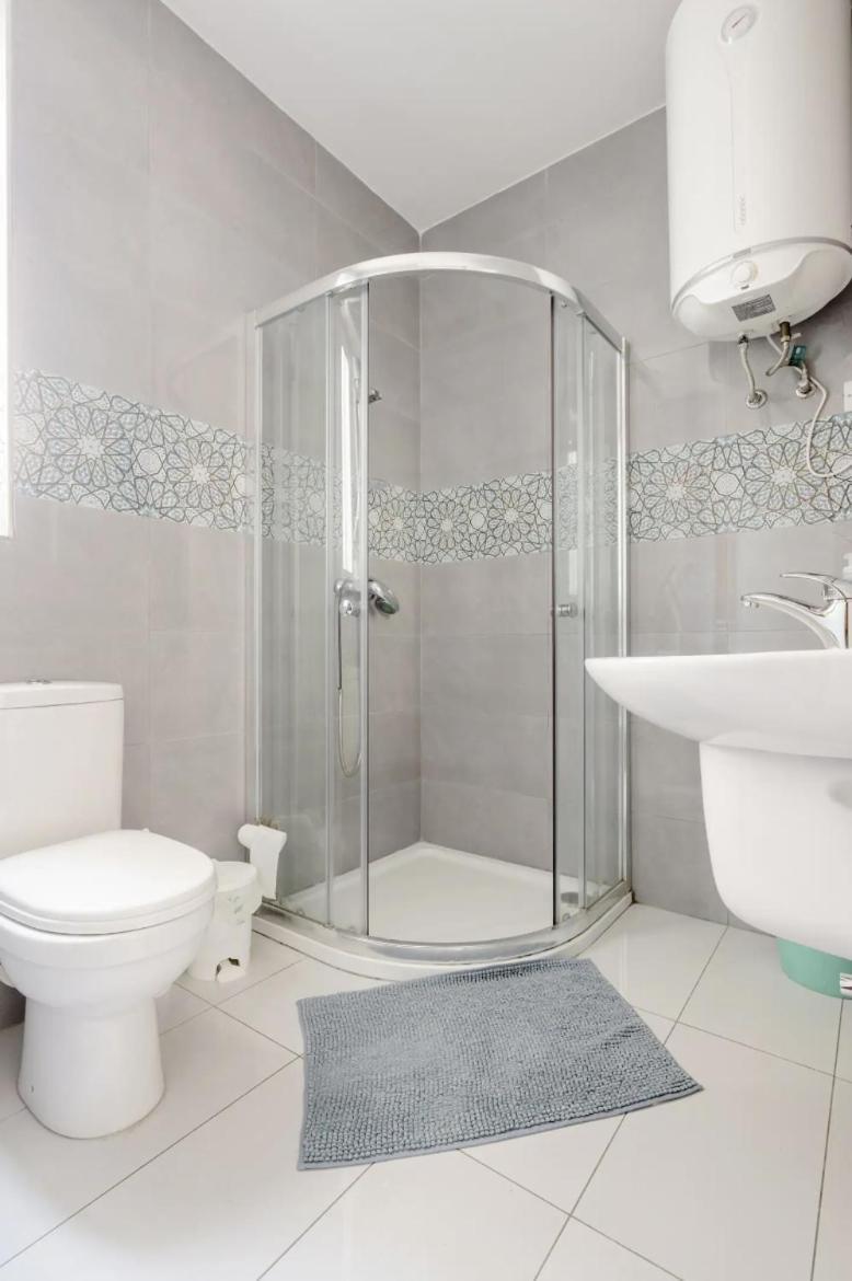 F12 Room 1, Private Room Two Single Beds Shared Bathroom In Shared Flat Msida Bagian luar foto